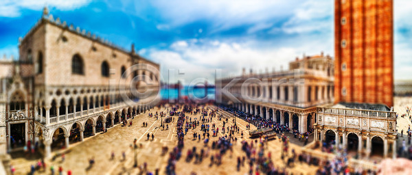 사람 사람없음 JPG 포토 해외이미지 건물 건축양식 광장 교회 궁전 도시 도시풍경 맑음 바실리카 백그라운드 베네치아 빨간색 성당 성자 여름 여행 여행객 옛날 유럽 이탈리아 정사각형 종 종탑 카페 탑 파란색 표시 하늘 해외202004 해외포토 흔적