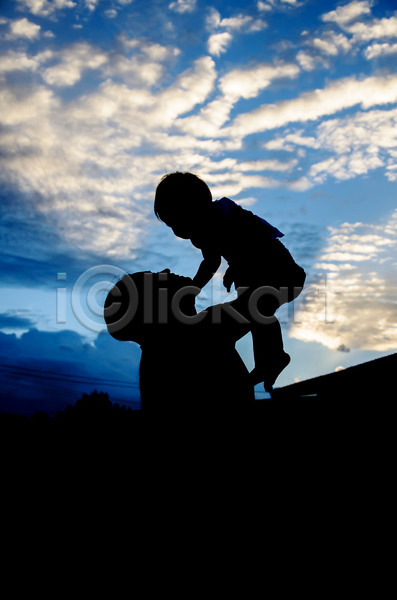 함께함 행복 두명 성인 어린이 여자 JPG 실루엣 포토 해외이미지 가족 구름(자연) 들어올리기 상반신 야외 여름(계절) 일몰 자녀 전신 해외202004 햇빛