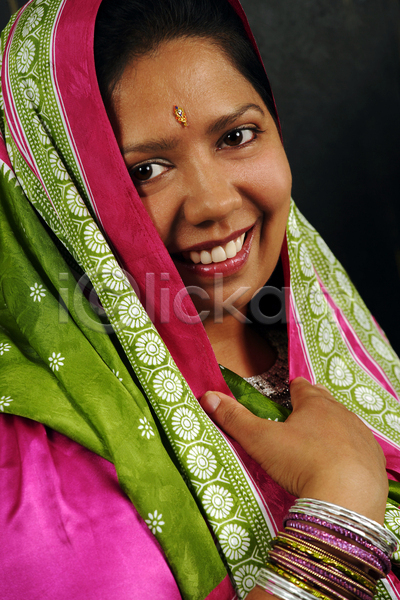 행복 활발 30대 사람 성인 여자 인도인 한명 JPG 포토 해외이미지 감정 동쪽 문화 미소(표정) 보석 사리 스튜디오촬영 얼굴 옷 유행 전통 해외202004 힌두교