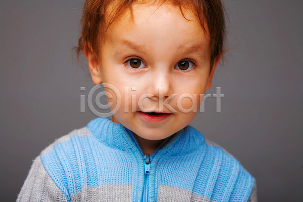 천진난만 행복 남자 사람 소년 어린이 한명 JPG 포토 해외이미지 갈색 놀람 미소(표정) 스웨터 아들 얼굴 유일 응시 작음 파란색 표현 해외202004