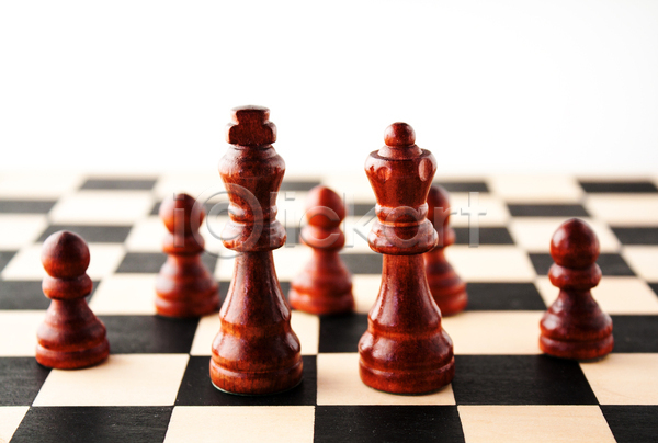 경쟁 사람없음 JPG 포토 해외이미지 게임 결혼 도전 목재 빨간색 여왕 왕 전략 조각 체스 체스말 체스판 컨셉 해외202004 힘