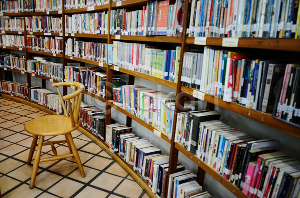 사람없음 JPG 포토 해외이미지 교육 대학교 도서관 목재 선반 스터디 의자 읽기 종이 책 학교 해외202004