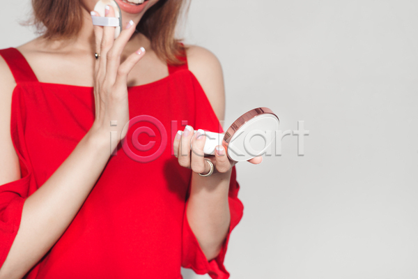 동양인 성인 성인여자한명만 여자 한명 JPG 앞모습 포토 해외이미지 들기 뷰티 빨간색 상반신 실내 팩트 해외202004 화장