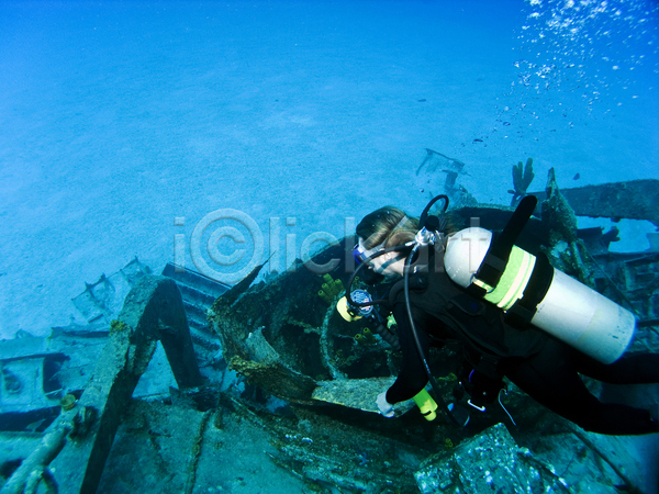 여자 한명 JPG 포토 해외이미지 가면 갑판 거품 금속 물 바다 사진사 수중 스포츠 자연 잠수부 장비 조난 지느러미 카메라 탐험 탱크 해군 해외202004