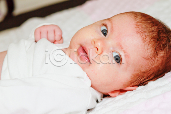 행복 백인 아기 한명 JPG 포토 해외이미지 갈색머리 거짓말 미소(표정) 신생아 침대 해외202004 흰색