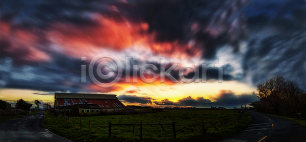 사람없음 JPG 포토 해외이미지 구름 날씨 내추럴 노란색 농장 미국 반사 백그라운드 빛 빨간색 새벽 수평선 아침 야외 어둠 여름 여행 오렌지 외양간 일몰 일출 자연 장면 저녁 캘리포니아 컬러풀 태양 파란색 풍경 하늘 해외202004 해외포토 햇빛 황혼