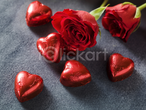 사람없음 JPG 포토 하이앵글 해외이미지 발렌타인데이 빨간색 오브젝트 장미 초콜릿 하트 회색배경