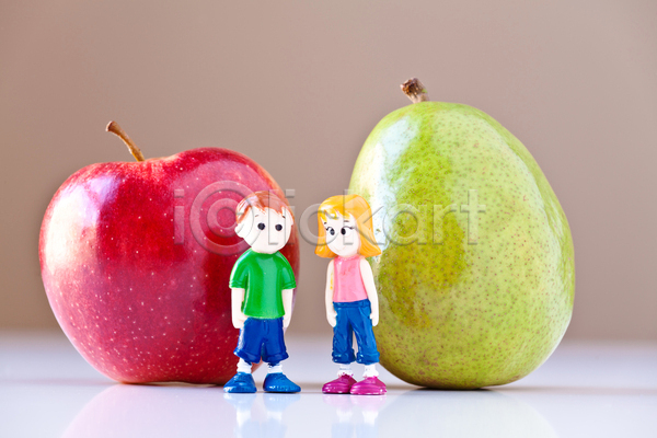함께함 사람없음 소년 JPG 포토 해외이미지 1 2 갈색 건강 과일 다이어트 빨간색 사과 서기 숫자 싱글 음식 인공 장난감 진홍색 초록색 컨셉 해외202004 흰색