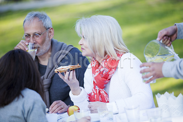 다정 함께함 휴식 남자 백인 사람 서양인 성인 여러명 여자 외국인 JPG 포토 가족 가족라이프 공원 들기 라이프스타일 모션 상반신 식사 식탁 앉기 야외 유럽 음식 주간 체코 할머니 할아버지 해외