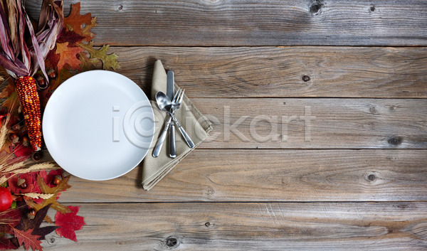 사람없음 JPG 포토 해외이미지 10월 11월 가을(계절) 목재 백그라운드 세트 수확 시골 식사 옥수수 은색 잎 장식 저녁식사 전통 접시 채소 추수감사절 카피스페이스 컨셉 탁자 해외202004 휴가
