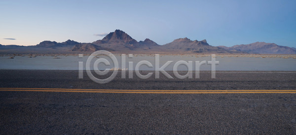 건조 울퉁불퉁 사람없음 JPG 포토 해외이미지 거친 고속도로 도로 미국 북아메리카 사막 산 소금 자연 진흙 큼 풍경(경치) 플랫 하늘 해외202004
