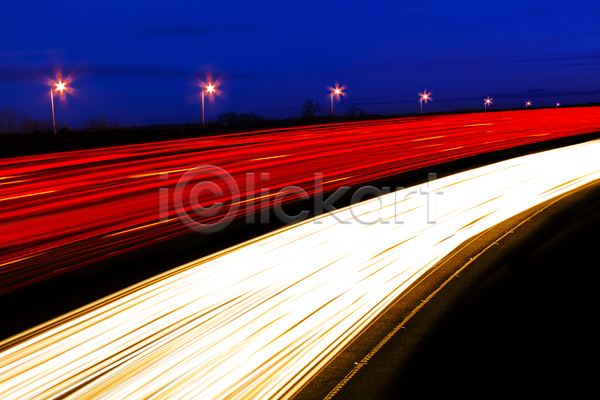 역동적 사람없음 JPG 소프트포커스 포토 해외이미지 고속도로 곡선 교통시설 길 대각선 도로 도시 도심 땅 모션 바쁨 빛 빨간색 산책로 선 속도 시간 야간 야외 어둠 운전 자동차 장면 줄무늬 추상 해외202004 흰색