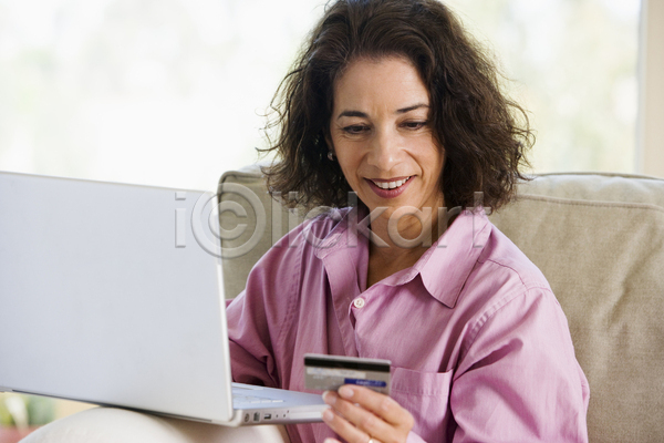 전자상거래 행복 50대 성인 여자 인종 중년 한명 JPG 포토 해외이미지 가로 결제 구매 금융 노트북 미소(표정) 상업 소매 쇼핑 신용카드 온라인 인터넷 잡기 컴퓨터 해외202004 히스패닉