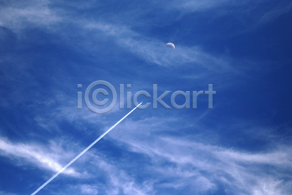 사람없음 JPG 포토 해외이미지 구름(자연) 달 비행기 비행운 야외 주간 초승달 파란색 패기 하늘 해외202004