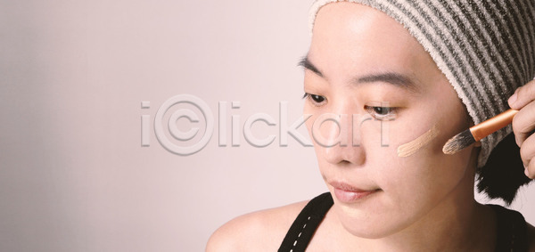 화려 동양인 여자 한명 JPG 포토 해외이미지 가루 고립 내추럴 돌봄 만들기 모델 백그라운드 붓 스펀지 신청 액체 얼굴 예술가 옛날 완벽 응시 일본 치료 크림 태국 피부 해외202004 해외포토 화장품 흰색