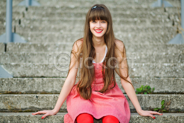 기쁨 행복 백인 사람 성인 여자 한명 JPG 포토 해외이미지 갈색머리 건축양식 계단 긍정 단계 라이프스타일 미소(표정) 백그라운드 앉기 야외 외관 해외202004