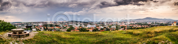 사람없음 JPG 포토 해외이미지 건물 건축양식 교외 구름 도시 도시풍경 도심 많음 벤치 수평선 스카이라인 슬로바키아 야외 언덕 여행 역사 옛날 유럽 일몰 일출 장면 주택 지붕 초록색 타운 탁자 파노라마 풍경 하늘 해외202004 해외포토 흐림