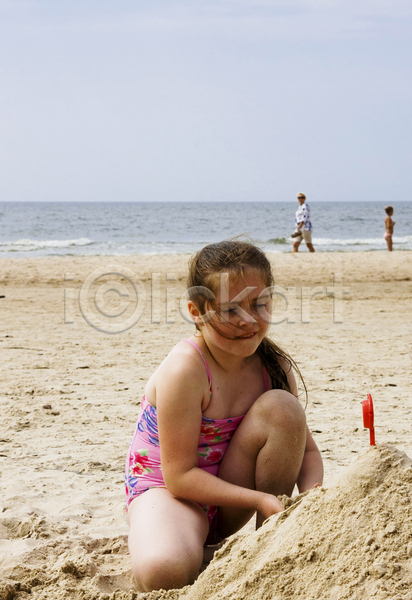 따뜻함 뜨거움 행복 사람 어린이 한명 JPG 포토 해외이미지 놀이 맑음 모래 물 바다 야외 여름(계절) 여행 우주 장난감 태양 해외202004 햇빛 휴가