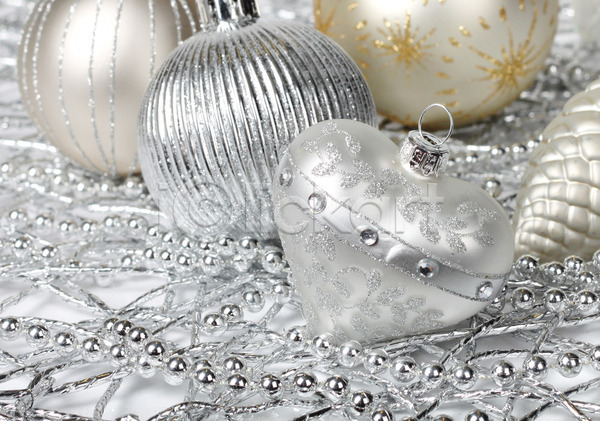 사람없음 JPG 포토 해외이미지 겨울 계절 공 묘사 백그라운드 빛 원뿔 유리 은색 장식 장식볼 전통 축제 카피스페이스 크리스마스 하트 해외202004 황금 휴가 흰색