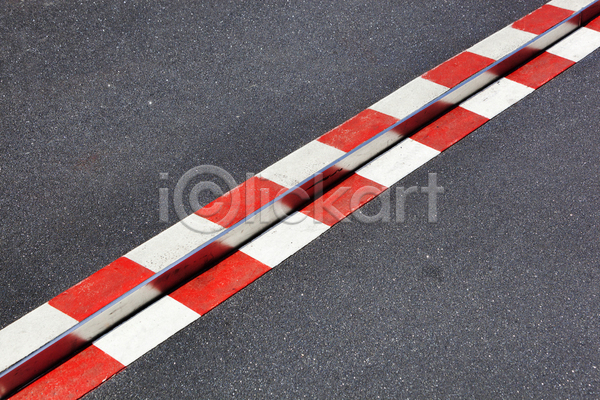 위험 사람없음 JPG 포토 해외이미지 가장자리 거리 경고 교통시설 길 도로 백그라운드 보안 보행로 빨간색 사인 심볼 아스팔트(도로) 안전 야외 장애물 조각 줄무늬 패턴 해외202004 흰색