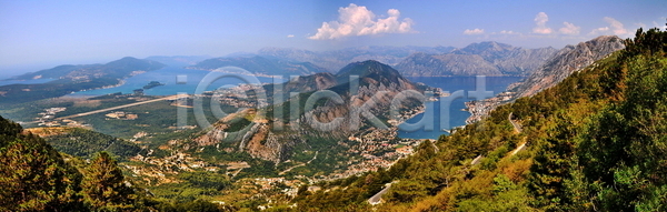 사람없음 JPG 포토 해외이미지 건축양식 공항 도시 만 몬테네그로 물 바다 산 야외 언덕 여름 여행 옛날 유럽 자연 지중해 초록색 크루즈 타운 파노라마 파란색 풍경 항구 해외202004 해외포토