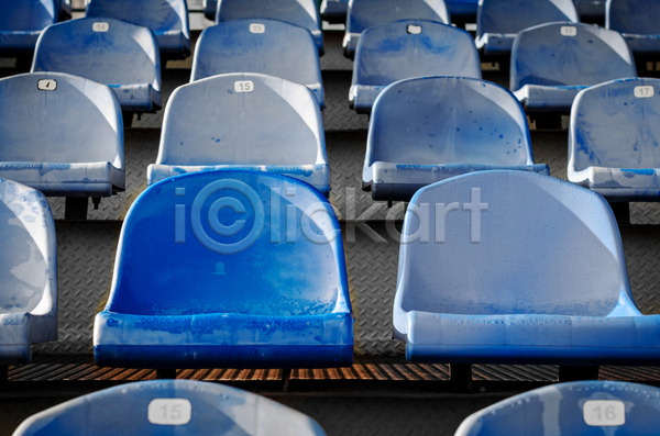 사람없음 JPG 포토 해외이미지 경기장 똑같은 옛날 의자 젖음 줄서기 파란색 해외202004