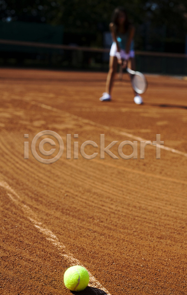 즐거움 서양인 성인 성인여자한명만 여자 한명 JPG 아웃포커스 앞모습 포토 해외이미지 들기 서기 야외 여름(계절) 우먼라이프 전신 주간 테니스 테니스공 테니스라켓 테니스복 테니스장 해외202004