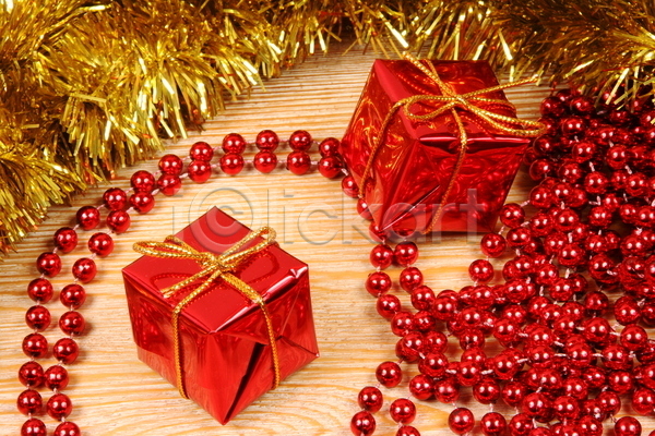 사람없음 JPG 포토 해외이미지 12월 겨울 계절 공 구성 노란색 리본 빨간색 상자 선물 오브젝트 유리 장식 전통 크리스마스 포장 포장소품 해외202004 황금 휴가