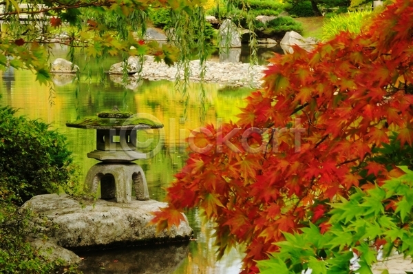 사람없음 JPG 포토 해외이미지 가을(계절) 그리너리 단풍 당구 매달리기 물 바위 반사 빨간색 영광 오두막 일본 정원 조각 조각상 초록색 컬러풀 해외202004