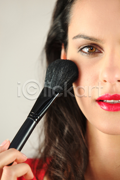 성인여자만 한명 JPG 포토 해외이미지 가루 갈색머리 그림자 기술 막대기 미녀 볼터치 붓 빛 신청 어플리케이션 얼굴 연지 표정 피부 해외202004 화장품 흰배경