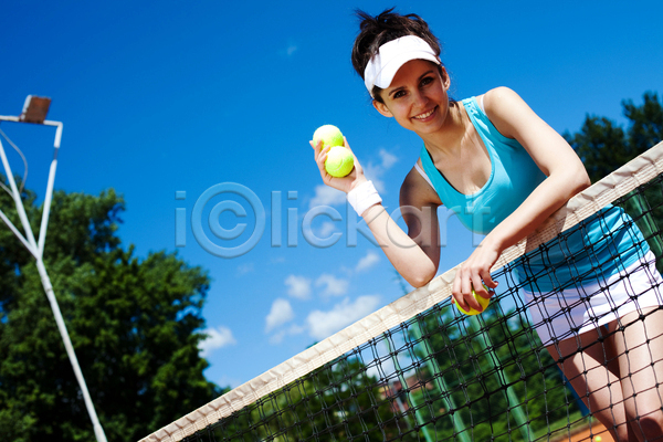 즐거움 서양인 성인 성인여자한명만 여자 한명 JPG 앞모습 포토 해외이미지 네트 들기 상반신 야외 여름(계절) 우먼라이프 주간 테니스 테니스공 테니스라켓 테니스복 하늘 해외202004