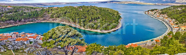 사람없음 JPG 포토 해외이미지 건물 건축양식 교회 그림 나무 도시 만 물 바다 바위 벽 산 산책로 소나무 안테나 여름 역사 옛날 지중해 초록색 크로아티아 타운 탑 파노라마 파란색 풍경 하늘 항구 해외202004 해외포토 휴가