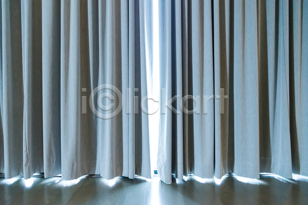 사람없음 JPG 포토 해외이미지 갈색 건축양식 내부 도시 디자인 리빙 모양 방 백그라운드 벽 빛 실내 주택 창문 추상 커튼 파란색 프레임 해외202004 햇빛 흰색