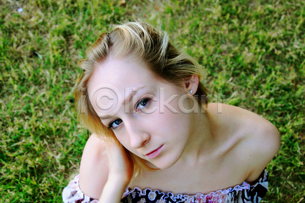 기쁨 산책 청춘(젊음) 사람 여자 한명 JPG 포토 해외이미지 공원 금발 놀람 단아함 닫기 목재 미소(표정) 야외 여름(계절) 자연 초록색 해외202004