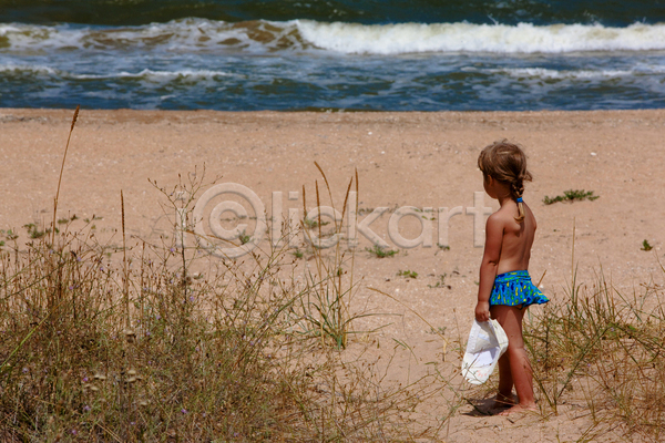 휴식 백인 사람 어린이 한명 JPG 포토 해외이미지 계절 모래 바다 식물 야외 여름(계절) 자연 해외202004