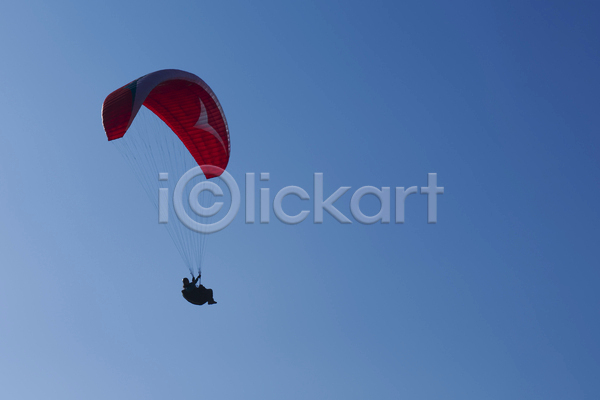 자유 체험 한명 JPG 포토 해외이미지 구름(자연) 글라이더 낙하산 날개(비행) 무료 바다 비행 스카이다이빙 스포츠 야외 익스트림스포츠 지중해 파란색 포즈 풍경(경치) 하늘 해외202004