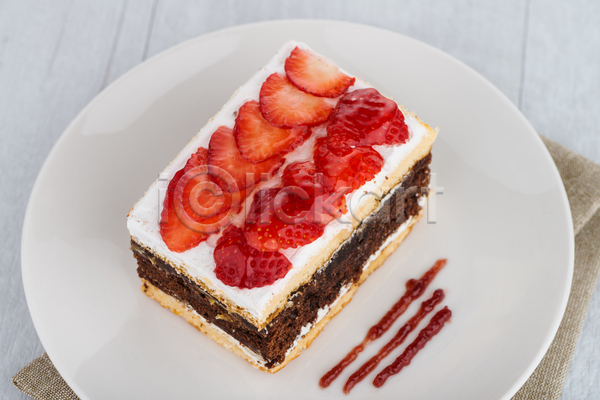 달콤 사람없음 JPG 포토 해외이미지 딸기 식탁보 실내 접시 초콜릿 케이크 해외202004 흰배경