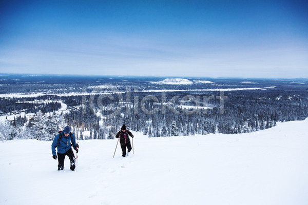 두명 성인 성인만 JPG 앞모습 포토 해외이미지 겨울 눈내림 등산 등산스틱 북쪽 산 설산 숲 야외 오르기 오르막 잡기 전신 주간 카피스페이스 트래킹 풍경(경치) 핀란드 하이킹 해외202004