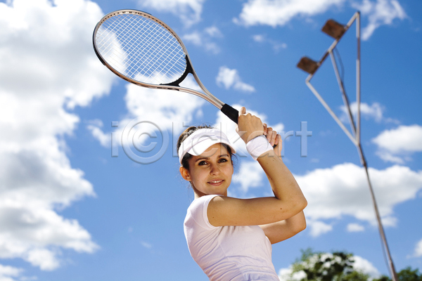 즐거움 서양인 성인 성인여자한명만 여자 한명 JPG 옆모습 포토 해외이미지 들기 상반신 야외 여름(계절) 우먼라이프 주간 테니스 테니스라켓 테니스복 포즈 하늘 해외202004