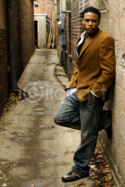 20대 남자 성인 청소년 한명 JPG 포토 해외이미지 가로 고립 돌담 모델 미국문화 비즈니스 스타일 아프리카인 야외 정장 청바지 컬러풀 해외202004
