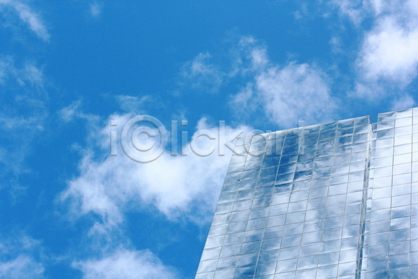 사람없음 JPG 포토 해외이미지 거울 건물 건축양식 구름(자연) 도시 모양 반사 백그라운드 사무실 야외 외관 우주 유리 직사각형 질감 창문 추상 탑 파란색 패턴 하늘 해외202004 햇빛 흰색