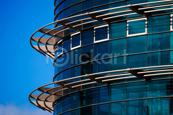 사람없음 JPG 포토 해외이미지 건물 건축양식 구름(자연) 금속 금융 기술 도시 도심 반사 비즈니스 사무실 스타일 야외 외관 유럽 유리 은색 장면 지역 창문 철강 터키석 파란색 하늘 해외202004