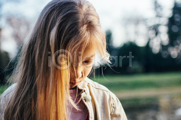 고독 수줍음 슬픔 소녀(어린이) 어린이 한명 JPG 포토 해외이미지 가로 공원 긴머리 내려보기 생각 서기 야외 카피스페이스 해외202004