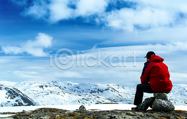 추위 남자 사람 성인 성인남자한명만 한명 JPG 뒷모습 포토 해외이미지 겨울 구름(자연) 노르웨이 눈내림 등산 맑음 빛 산등성이 산악지대 설산 앉기 야외 얼음 여행객 응시 전신 정상 주간 트래킹 풍경(경치) 하이킹 해외202004