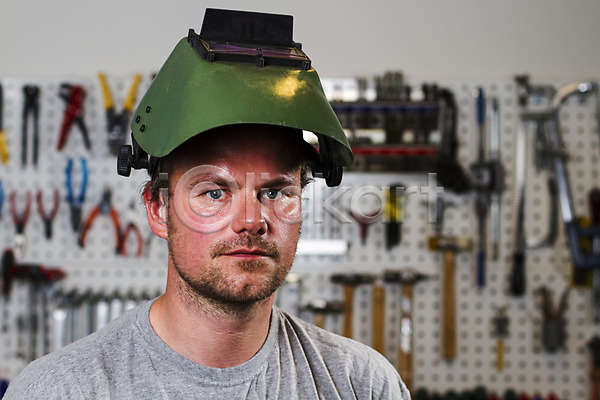 남자 사람 한명 JPG 포토 해외이미지 공장 금속 기술 노동자 라이프스타일 산업 서기 용접공 유니폼 작업 장인 제조 직업 해외202004