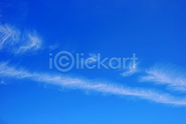 분위기 사람없음 JPG 포토 해외이미지 계절 구름(자연) 날씨 대각선 맑음 백그라운드 봄 빛 야외 에너지 여름(계절) 우주 자연 줄무늬 천국 파란색 풍경(경치) 하늘 하늘색 해외202004 햇빛 환경 흰색