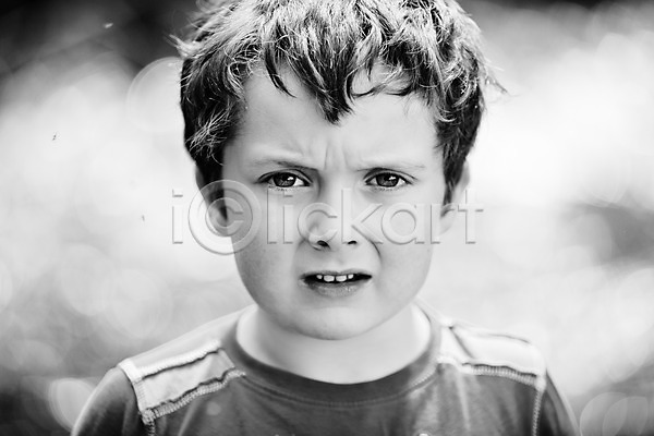 분노 짜증 남자 백인 소년 어린이 한명 JPG 포토 해외이미지 흑백 감정 곤충 머리 야외 여름(계절) 자연 표현 해외202004