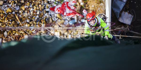 남자 한명 JPG 포토 해외이미지 1 건물 건축업자 겨울 노동자 등산 땅 매달리기 밧줄 벽 비즈니스 산악가 산업 설치 야외 업무 오르기 외관 응시 작업복 장비 정상 직업 해외202004 해외포토 혼자