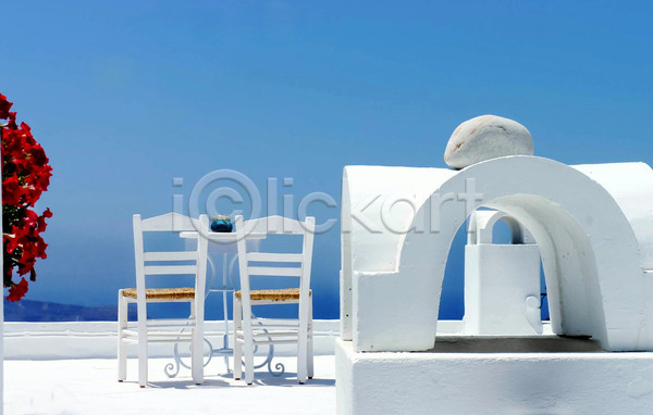 사람없음 JPG 포토 해외이미지 그리스 맑음 산토리니 야외 여름(계절) 의자 주택 탁자 파란색 해외202004 휴가 휴양지 흰색