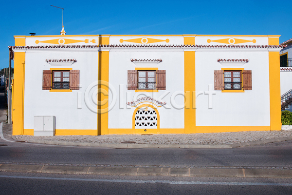 사람없음 JPG 포토 해외이미지 거리 건물 건축양식 노란색 도로 도시 묘사 미술 복원 아스팔트(도로) 여행 장식 전통 주택 지중해 패턴 포르투갈 해외202004